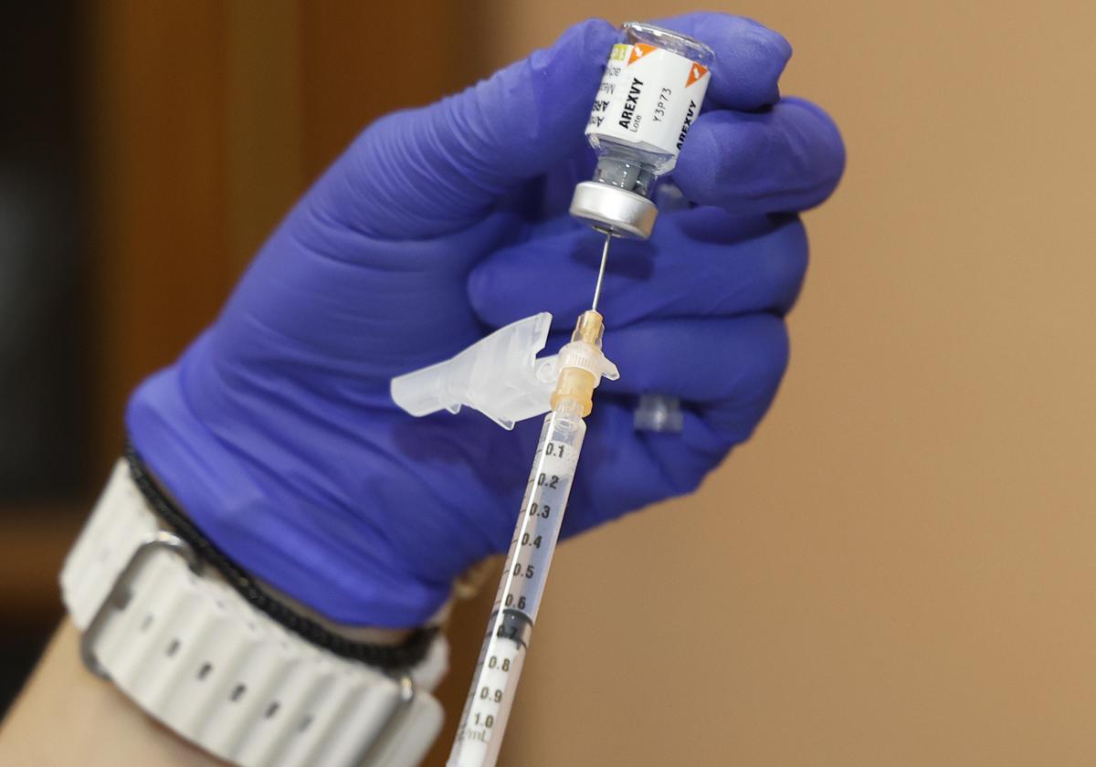 Vacuna contra gripe y covid, en imagen de archivo.